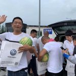 烈日下，司机们吃着西瓜  喝着可乐  心里乐呵呵插图(3)